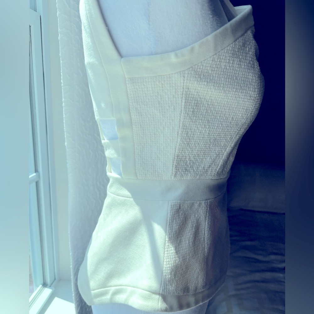 BCBG Max Azria Cut out. Back Sleeveless White Top - Picture 3 of 10